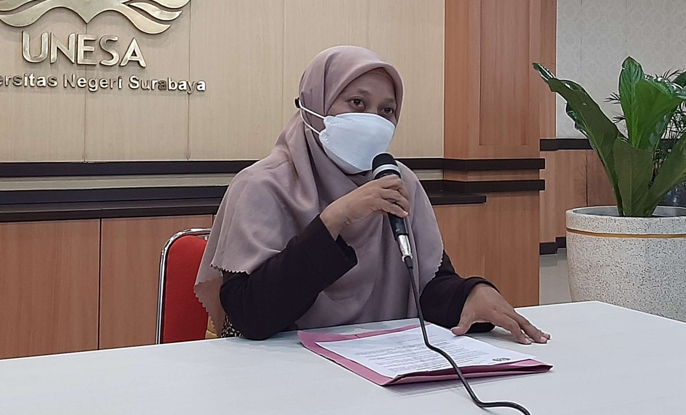 Ketua Satgas PPKS, Dr Mutimmatul Faidah saat melakukan jumpa pers di Gedung Rektorat Unesa Lidah Wetan. (Foto: Pita Sari/Ngopibareng.id)