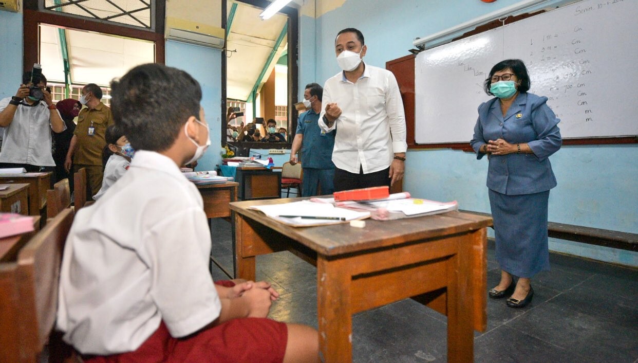 Wali Kota Surabaya, Eri Cahyadi saat memantau hari pertama PTM di SD Muhammadiyah (Foto: Andhi Dwi/Ngopibareng.id)