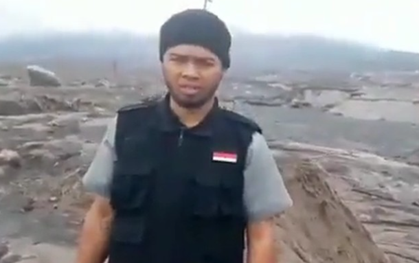 Polda Jatim buru sosok pria yang menendang dan merusak sesajen di wilayah Semeru, Lumajang. (Foto: Twitter)