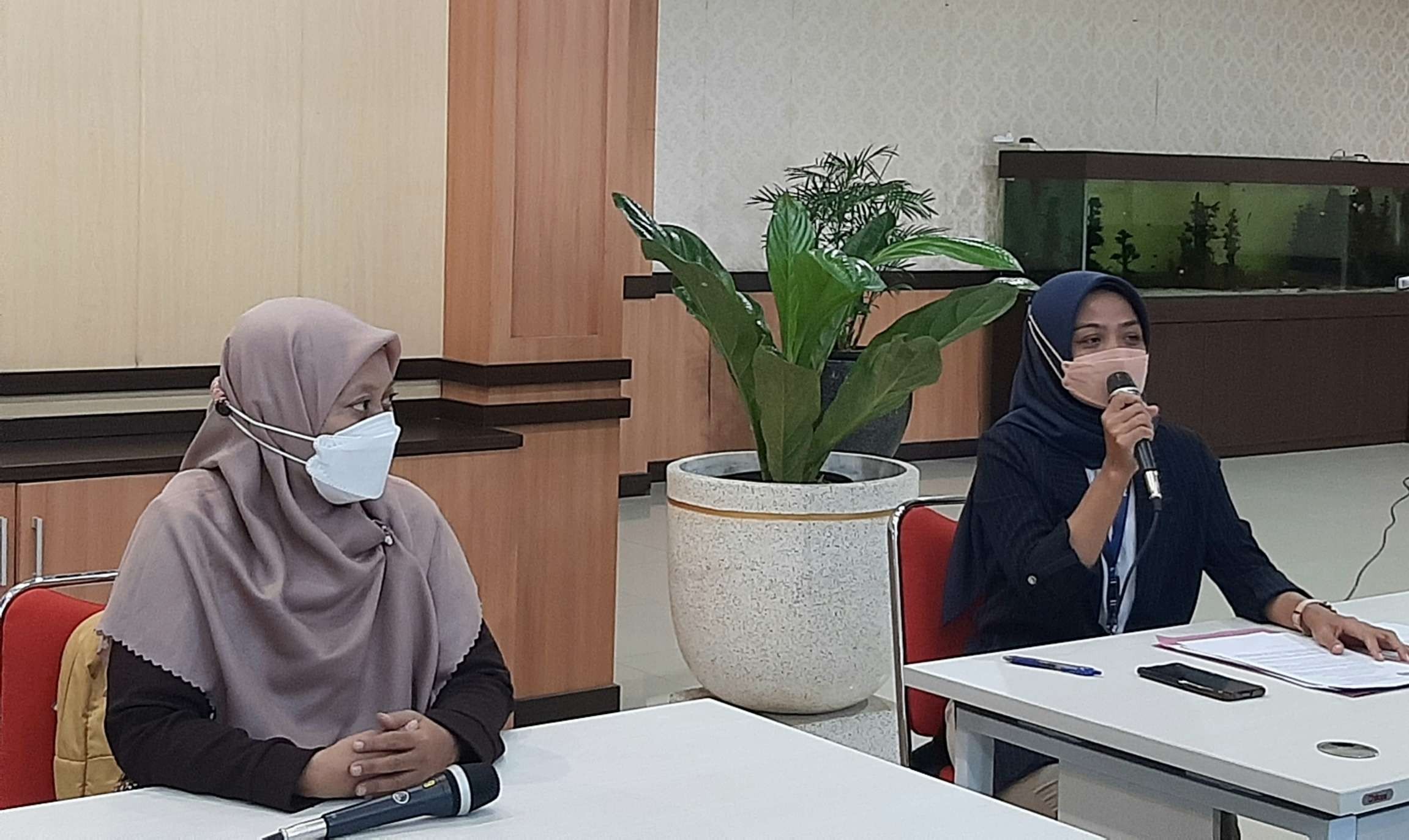 Ketua Humas Unesa, Vinda Maya (paling kanan) saat menyampaikan pernyataan sikap terhadap kasus dugaan pelecehan seksual yang dilakukan dosen berinisial H. (Foto: Pita Sari/Ngopibareng.id)