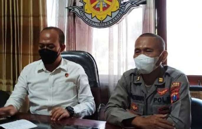 Kasat Reskrim Polres Situbondo AKP Dhedi Ardi Putra (kiri) dan Kadi Humas Polres Situbondo Iptu Achmad Sutrisno saat memberikan keterangan. (Foto: Humas Polres)