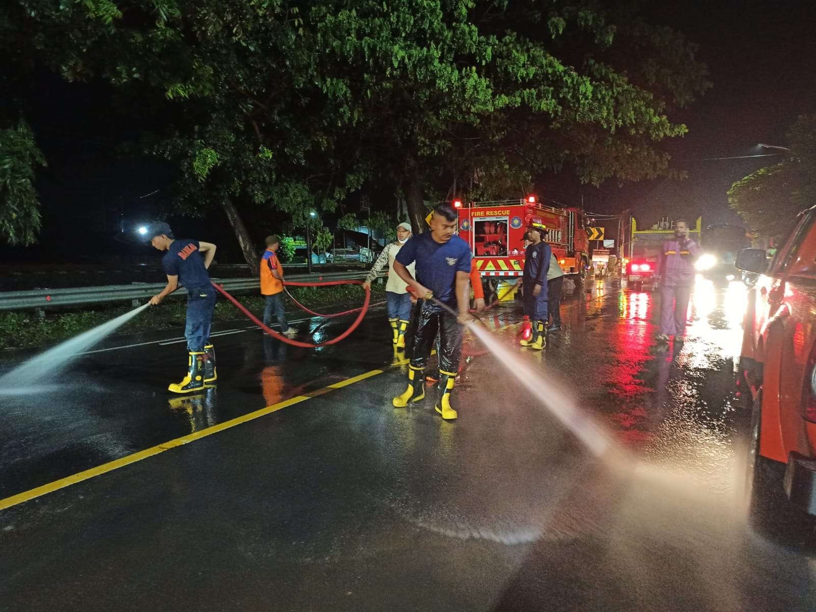 Tim gabungan hingga malam ini melakukan pembersihan pasca banjir yang melanda Kota Pasuruan. (Foto: Istimewa)