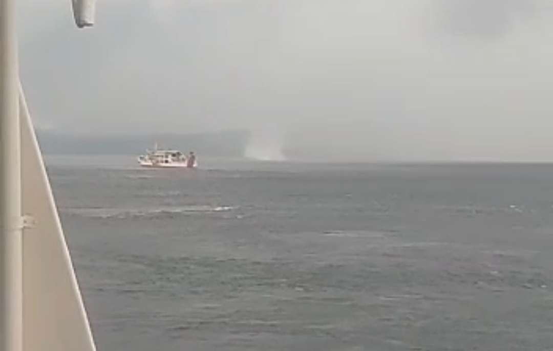 Tangkapan layar penampakan water spout yang terjadi di Selat Bali tak jauh dari Pelabuhan Ketapang, Banyuwangi (istimewa)