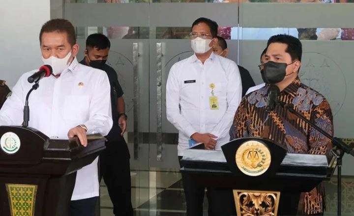 Jaksa Agung Sanitiat Burhanuddin (kiri) memberikan keterangan pers perihal laporan Menteri BUMN Erick Thohir (kanan) terkait kasus keuangan yang melanda maskapai BUMN PT Garuda Indonesia (Persero) di kantor Kejaksaan Agung, Jakarta, Selasa 11 Januari 2022. (Foto: Antara/Sugiharto Purnama)