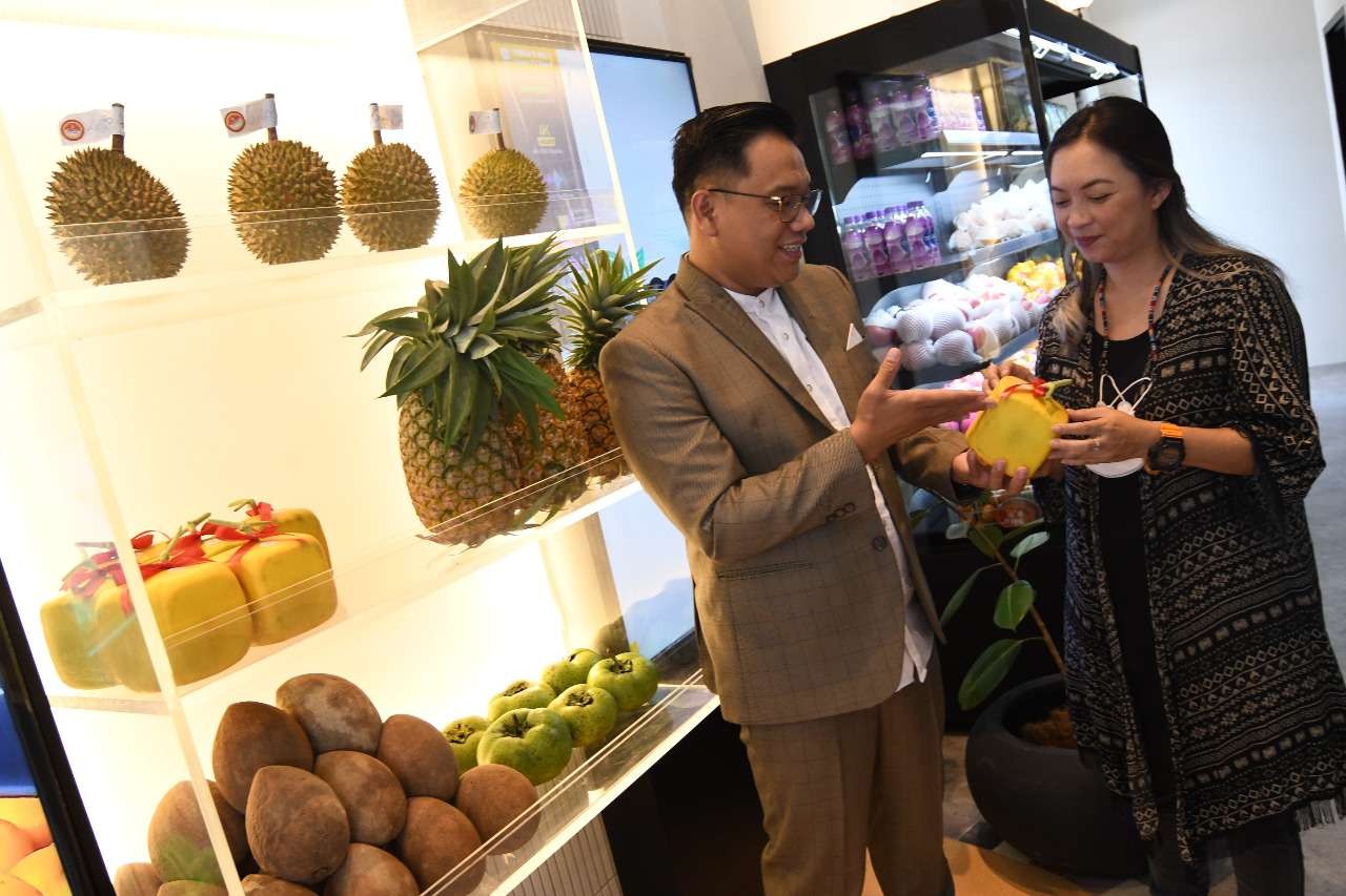 Dokter Geo Ferdy saat menunjukan buah unik hasil panen petani lokal Indonesia. (Foto: Istimewa)