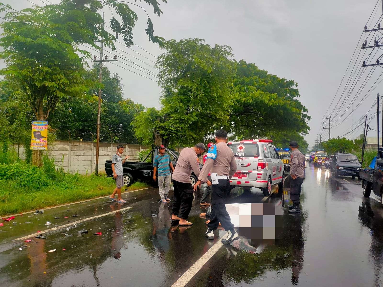 Polisi olahraga TKP di lokasi kecelakaan jalan raya Bangsal menuju Dlanggu.(Deni Lukmantara/Ngopibareng)