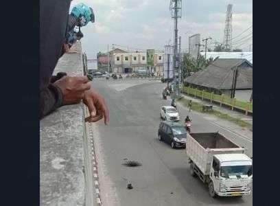 Korban pemotor jatuh dari flyover Pesing, Jakarta Barat. (Foto: Istimewa)