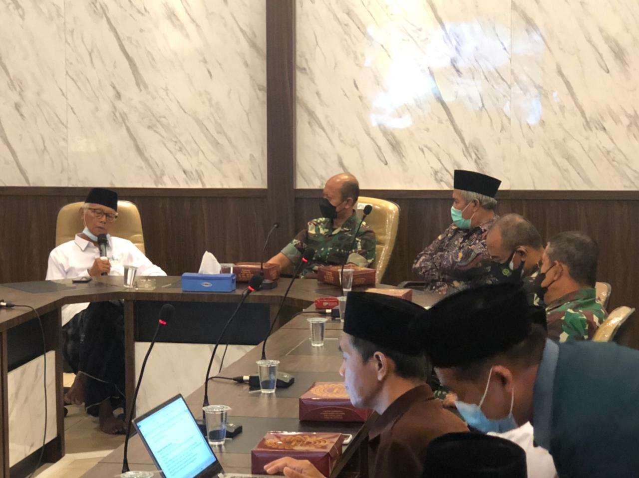 Pertemuan Panglima Kodam V Brawijaya, Mayjen TNI Nurchahyanto, silaturahmi ke PWNU Jawa Timur, Selasa 11 Januari 2022. Tampak, Wakil Rais Syuriah PWNU Jatim KH Anwar Iskandar. (Foto: riadi/Ngopibareng.id)