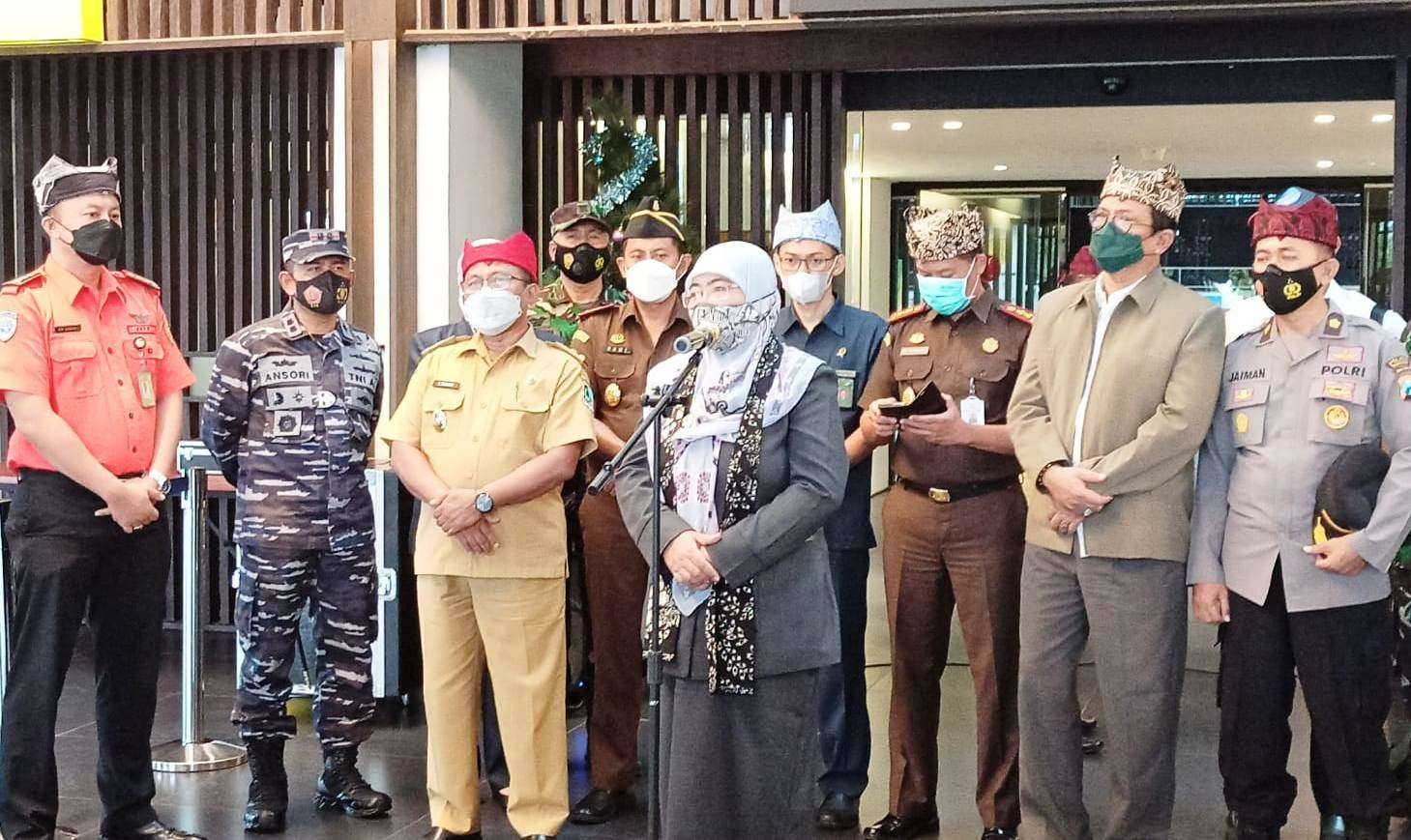 Wakil Bupati Sumenep Dewi Khalifah menyampaikan pernyataan keterangan tentang penerbangan perdana rute Banyuwangi-Sumenep fi Bandara Banyuwangi (Foto: Muh Hujaini/Ngopibareng.id)