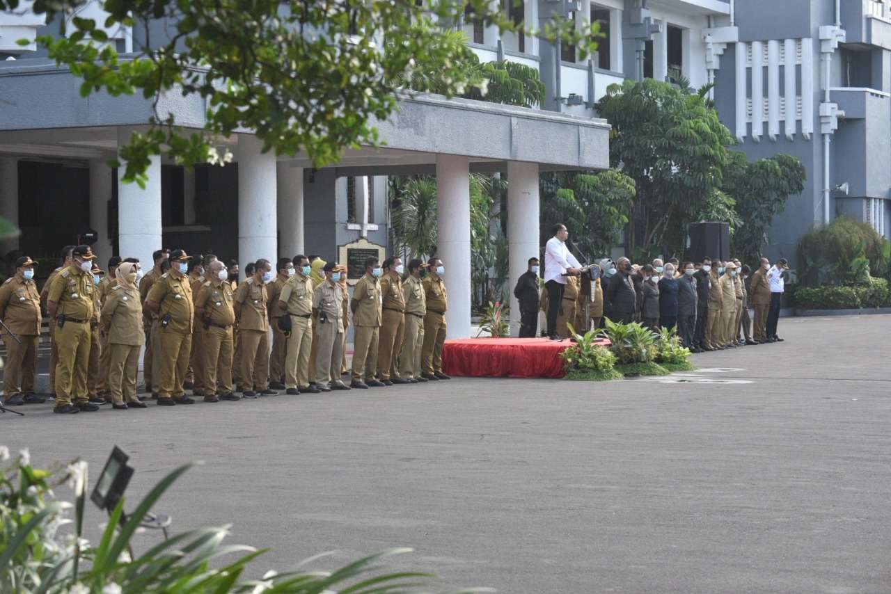 Walikota Surabaya, Eri Cahyadi saat memimpin apel di Balai Kota, Surabaya, Selasa 11 Januari 2021. (Foto: Istimewa)