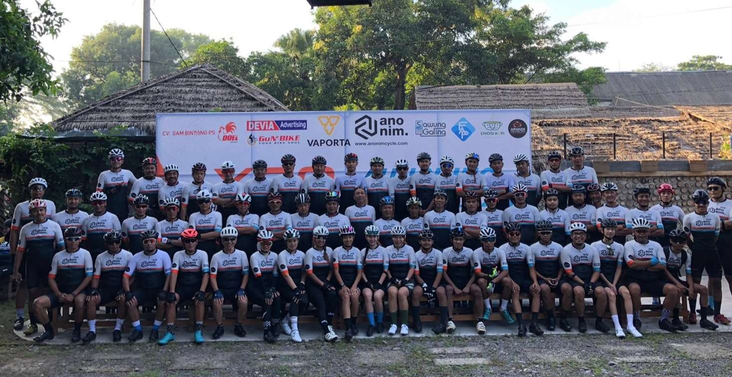 Launching jersey XC9CC Tulungagung dibarengi dengan gowes bareng ke Blitar bersama komunitas lain. (Foto: Istimewa)