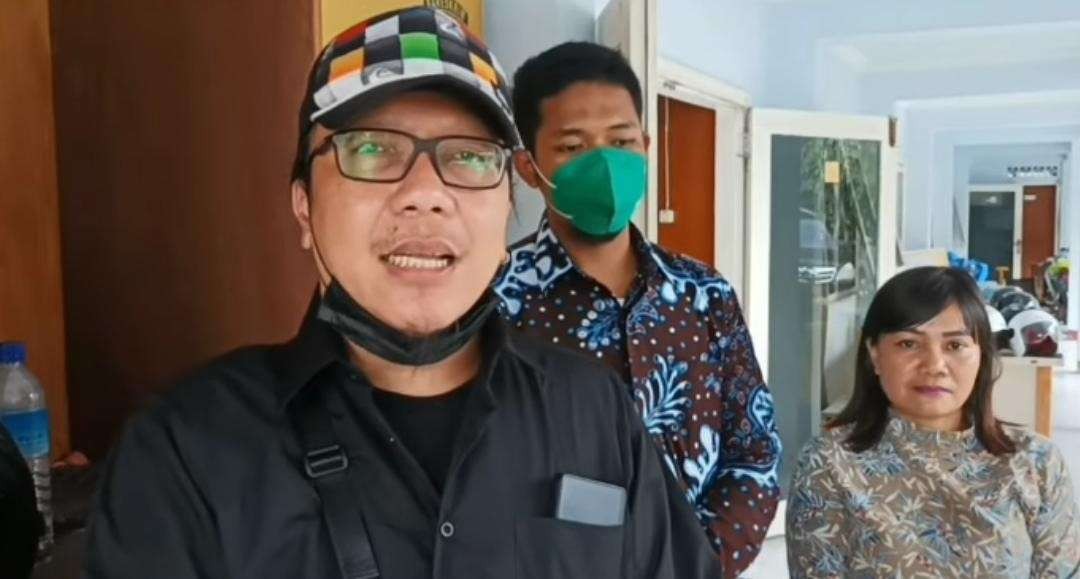 Ketua Animal Defender Indonesia, Doni Herdaru laporkan kasus kematian anjing liar di area Sirkuit Mandalika ke Polres Lombok Tengah. (Foto: Instagram)