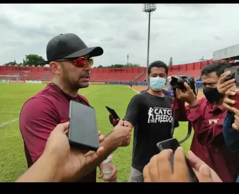 Pelatih Persik Kediri, Javier Roca diganjar kartu merah saat menerobos area teknik ofisial tim, demi memastikan keselamatan nyawa kiper Adi Satryo kena tendang Kei Hirose. (Foto: Istimewa)