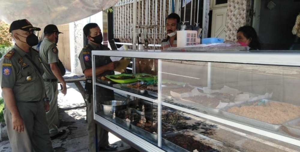 Sosialisasi pada pedagang kaki lima untuk lebih tertib menggelar lapaknya. (Foto: Dok. Dinas Satpol PP Kota Pasuruan)