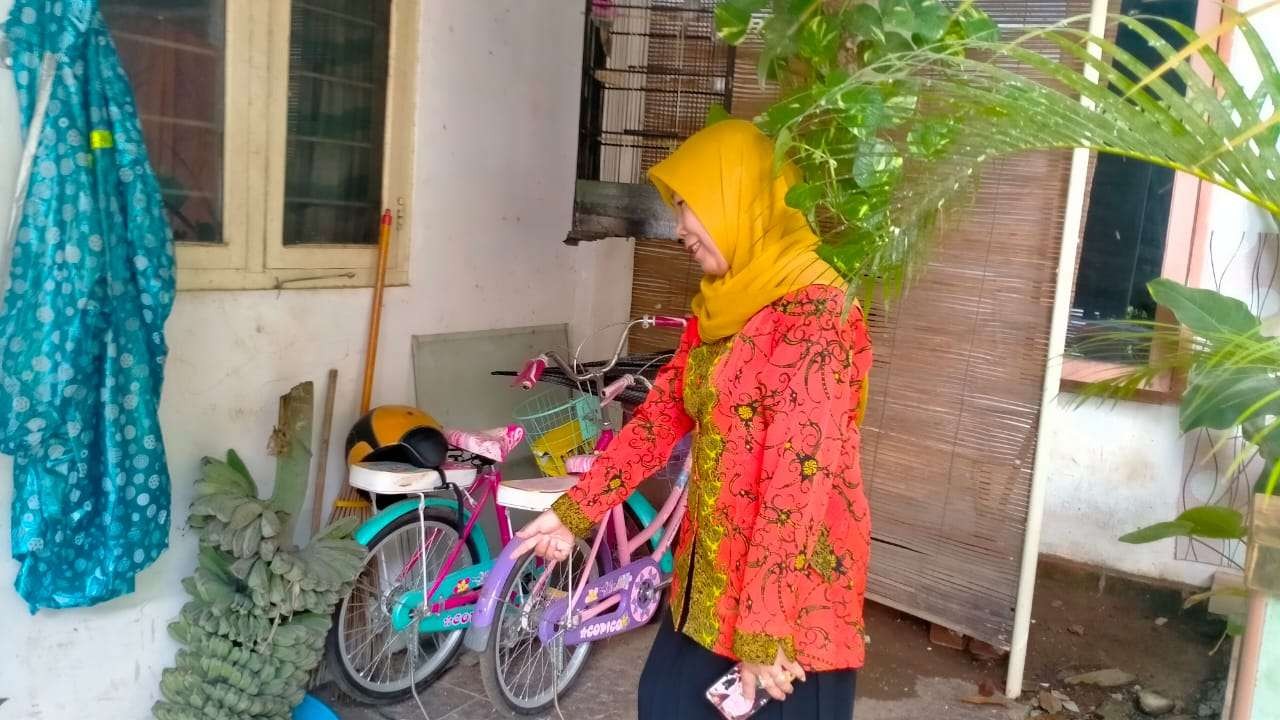 Diparkir di teras rumah ini, motor milik Pengasuh Pesantren Al Manshuri digondol pencuri. (Foto: Ikhsan Mahmudi/Ngopibareng.id)