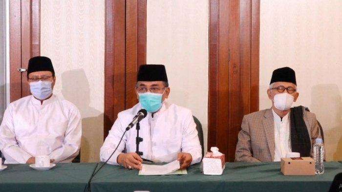 Ketua Umum PBNU KH Yahya Cholil Tsaquf (tengah) didampingi Rais Aam PBNU KH Miftachul Akhyar dan Sekjen H Saifullah Yusuf. (Foto: Istimewa)