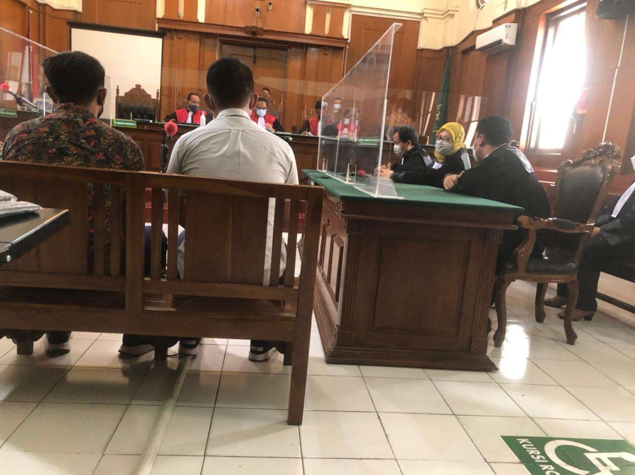 Suasana sidang kasus penganiayaan jurnalis Tempo, Nurhadi, beragenda vonis majelis hakim di Ruang Cakra, Pengadilan Negeri Surabaya, Rabu 12 Januari 2022. (Foto: Andhi Dwi Setiawan/Ngopibareng.id)