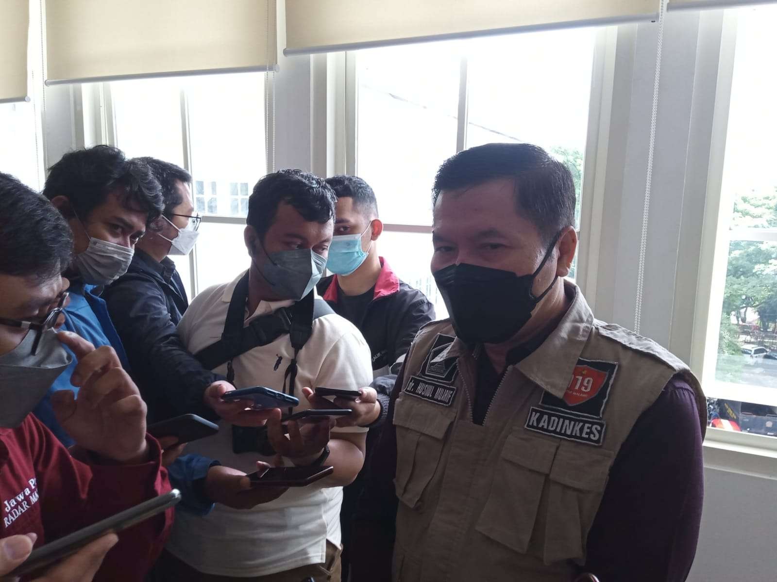 Kepala Dinas Kesehatan Kota Malang, dr Husnul Mu'arif saat berada di Mini Block Office (Foto: Lalu Theo/Ngopibareng.id)