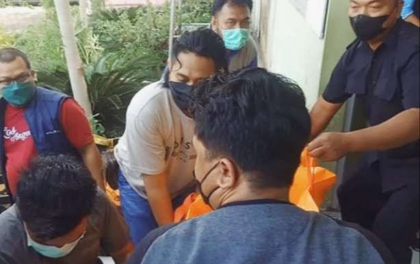 Polisi mengevakuasi jenazah Bidan desa, Haniseh ke RSUD dr. Abdoer Rahem Situbondo untuk diotopsi. (foto: guido/ngopibareng.id).