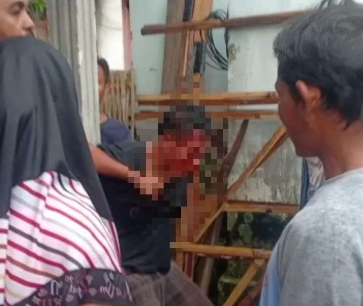 Pelaku diikat ke sebuah tiang dalam kondisi babak belur (Foto: Tangkap Layar Video)