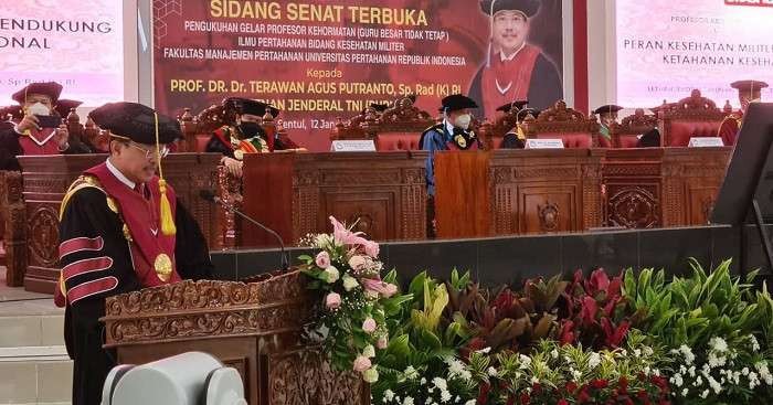 Pengukuhan mantan Menteri Kesehatan (Menkes), Prof. Dr. (H.C) Dr. Terawan Agus Putranto, SP.Rad (K) sebagai Profesor Kehormatan Ilmu Pertahanan Bidang Kesehatan Militer di Universitas Pertahanan RI, Rabu 12 Januari 2022. (Foto: Dok. Universitas Pertahanan RI)