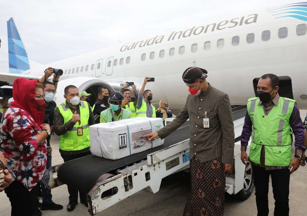 Gubernur Ganjar mengimbau ekspor UMKM Jateng melalui pesawat kargo. (Foto: Dok Jateng)