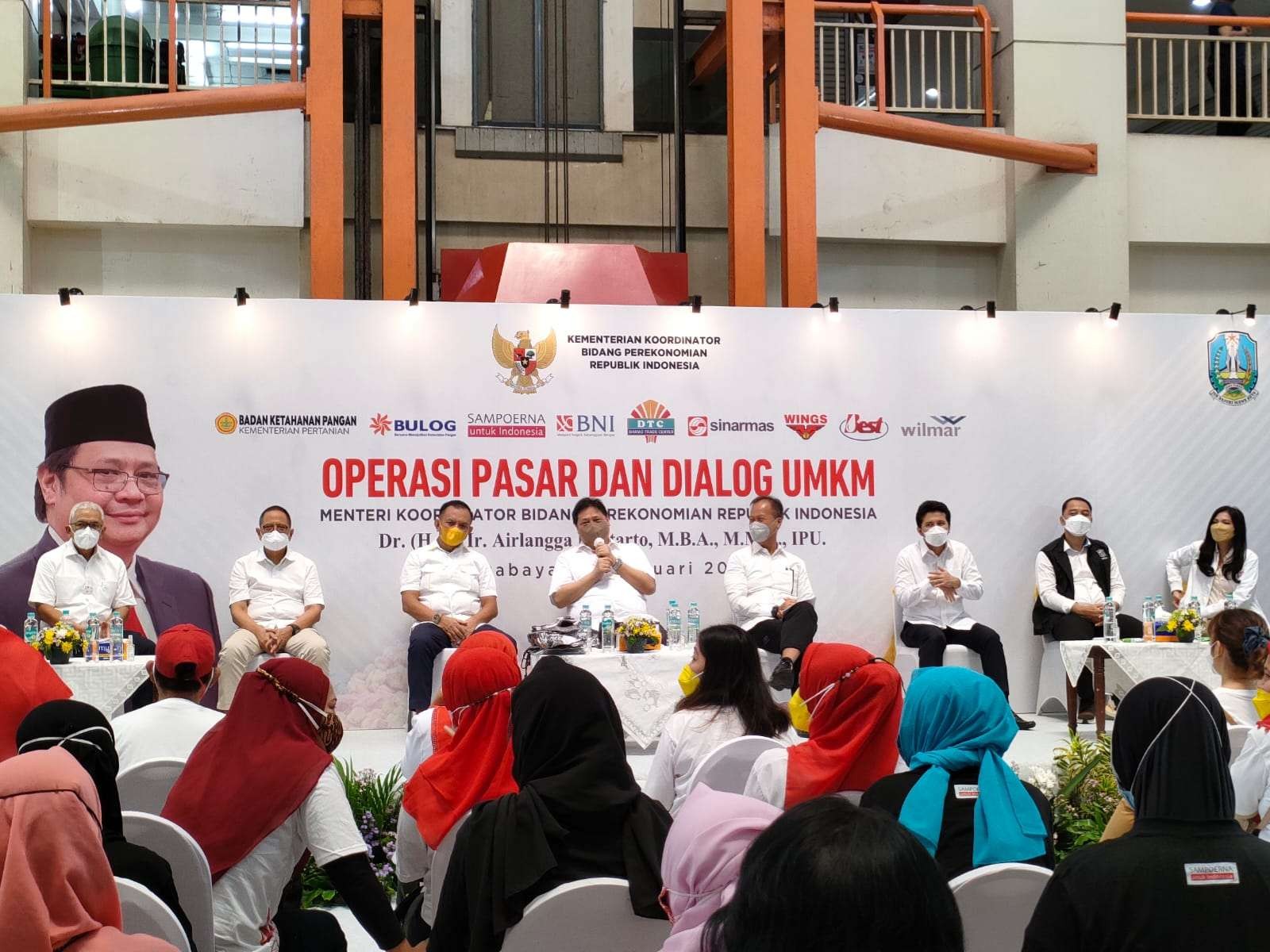 Menko Perekonomian, Airlangga Hartarto (tengah) melakukan diskusi di tengah kegiatan sidak harga pasar di Pasar Wonokromo, Surabaya, Kamis 13 Januari 2021. (Foto: Istimewa)