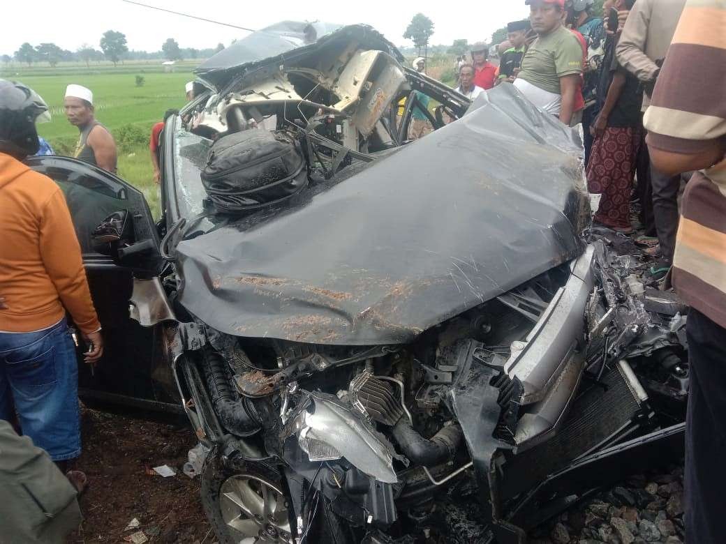 Kijang Innova yang disasak KA Logawa di Desa Bayeman, Kecamata Tongas, Kabupaten Probolinggo. (Foto: Ikhsan Mahmudi/Ngopibareng.id)