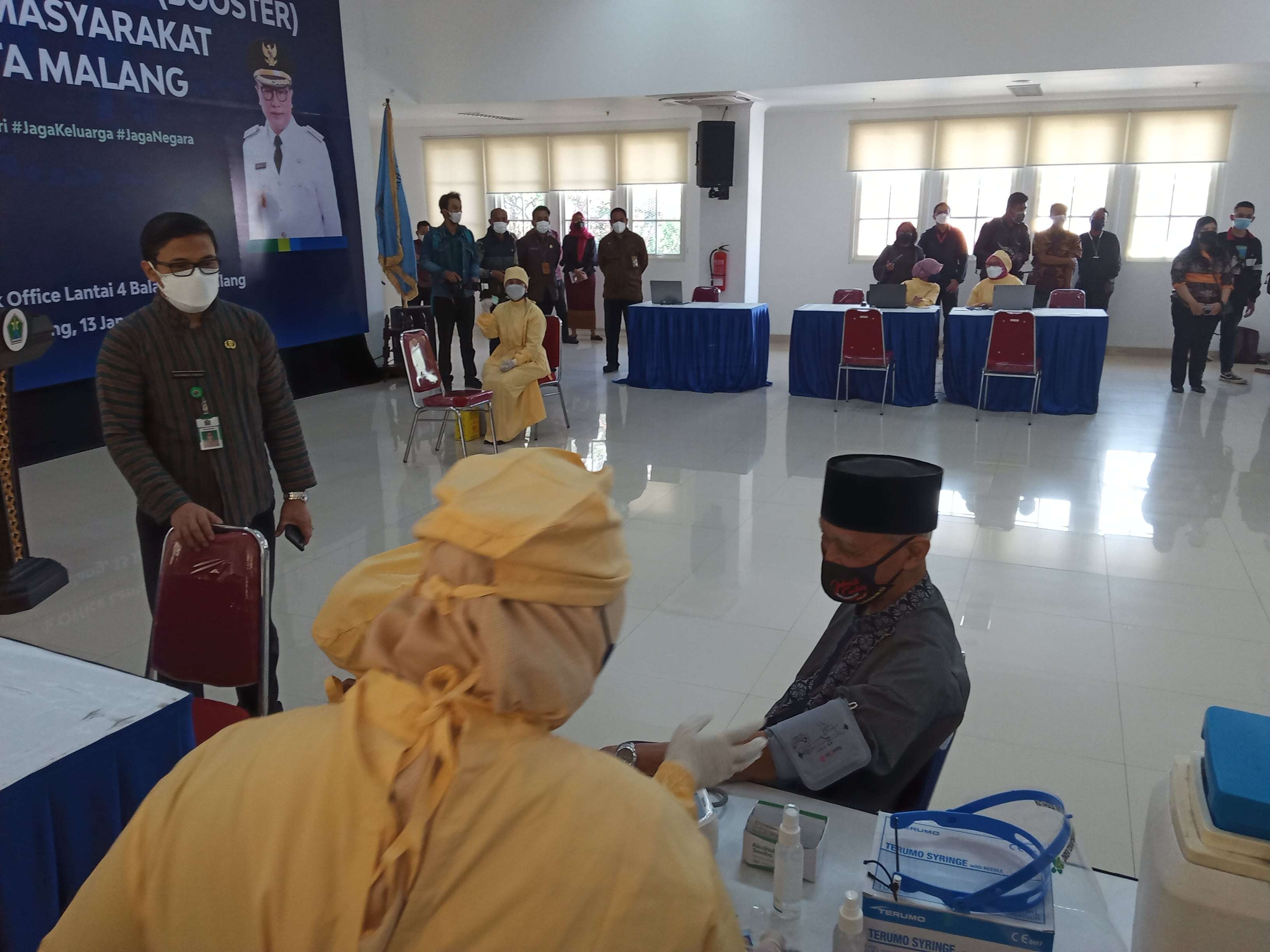 Proses vaksinasi booster di Mini Block Office, Kota Malang (Foto: Lalu Theo/ngopibareng.id)