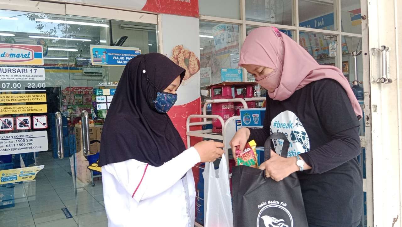 Kampanye kurangi sampah plastik dengan rampas tas kresek dan menggantinya dengan reusable bag. (Foto: Istimewa)