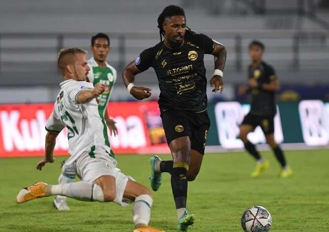 Pesepak bola Arema FC Carlos Fortes (kanan) dihadang pemain PSS Sleman Mario Maslac (kiri) dalam pertandingan sepak bola Liga 1 di Stadion I Wayan Dipta, Gianyar Bali, Kamis, 13Januari 2022. (Foto: Ant)