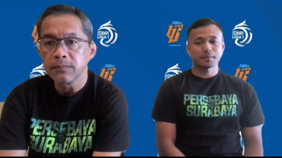 Pelatih Persebaya, Aji Santoso (kiri) bersama pemain Arif Satria dalam pre match press conference, Kamis 13 Januari 2021. (Foto: Tangkapan Layar)