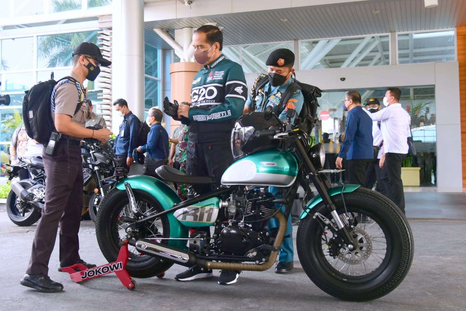 Presiden Jokowi siap menggeber motornya sekaligus pamer jaket G20  di NTB. (Foto: Setpres)