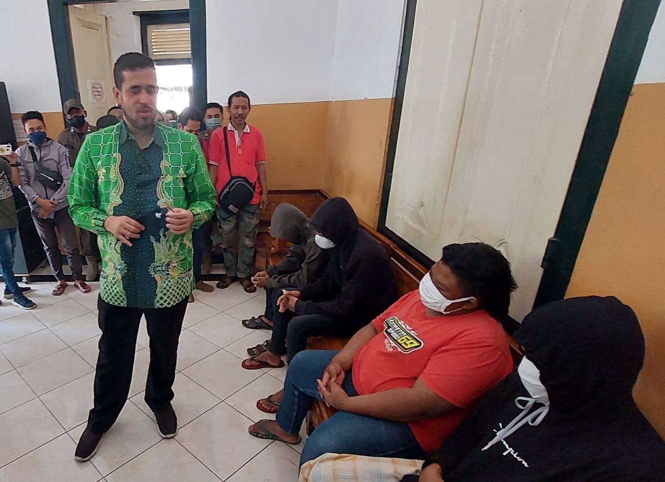 Walikota Habib Hadi Zainal Abidin (kiri) bersama empat pemuda yang merusak Taman Semeru. (Foto: Ikhsan Mahmudi/Ngopibareng.id)