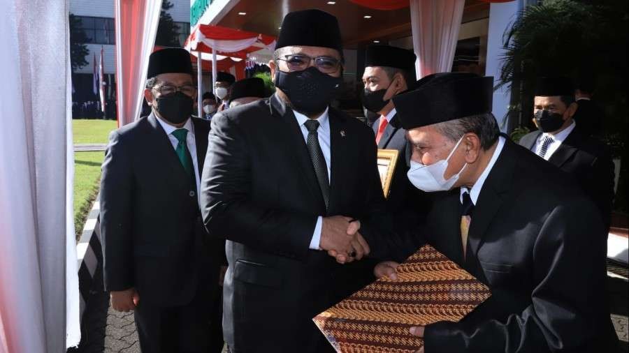 Menag Yaqut Cholil Qoumas serahkan SK Penetapan Guru Besar kepada Prof. Dr. Marzuki, M.H (UIN Datokrama Palu) usai upacara HAB ke-76 di halaman Kantor Kemenag, Jakarta. (Foto: Kemenag)