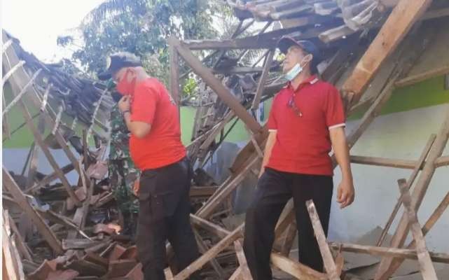 Petugas BPBD Situbondo memeriksa atap bangunan Madrasah Diniyah Nurul Huda Desa Landangan Kecamatan Kapongan ambruk diterjang hujan deras. (Foto: Dok BPBD Situbondo)