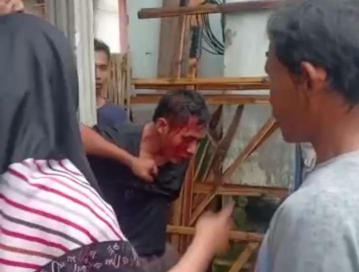 Pelaku pembunuh pacarnya sendiri babak belur dihajar massa di Jember. (Foto: Tangkapan Layar Video)