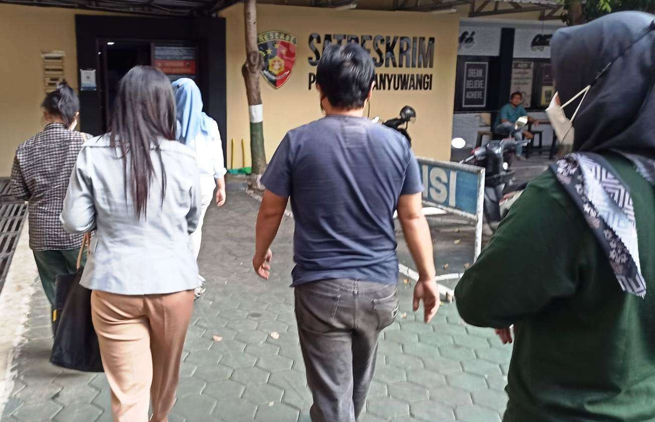 Tiga tersangka kasus dugaan eksploitasi anak dan pornografi dalam layanan striptis di cafe yang ada di Banyuwangi (Foto: Muh Hujaini/Ngopibareng.id)