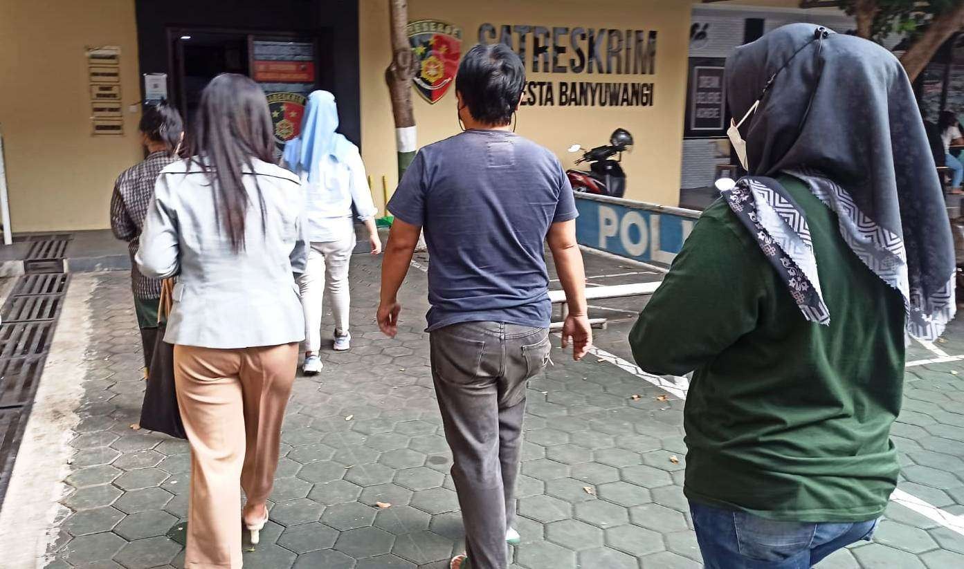 Penyidik Unit Renakta mengawal tiga tersangka dalam kasus penyediaan layanan tarian striptis di salah satu cafe di Banyuwangi (foto: Muh Hujaini/Ngopibareng.id)