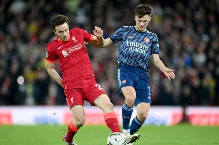 Diego Jota berebut bola dengan Kieran Tierney dalam semifinal Piala Liga Inggris 2021-2022. (Foto: AFP)