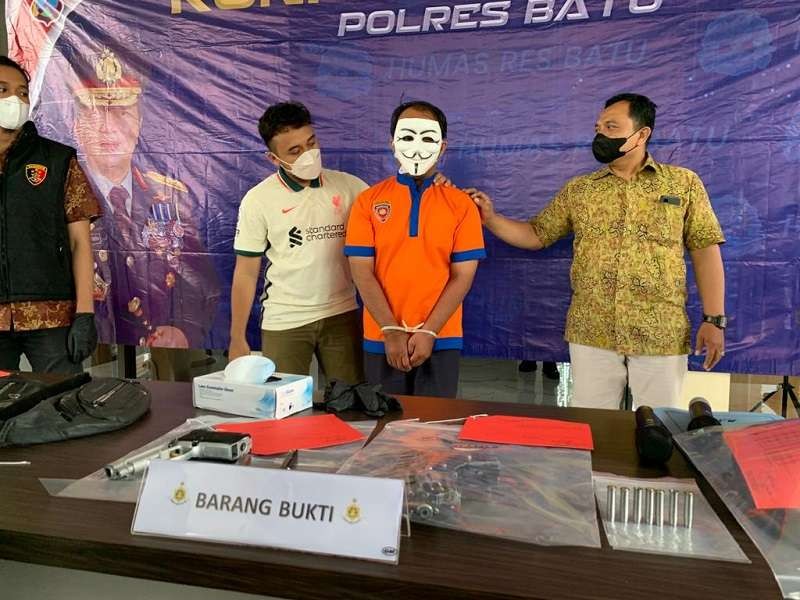 Polres Batu gelar perkara kasus pria acungkan senjata di jalan. (Foto: Dok Polres Batu)