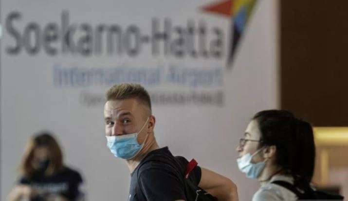 Arsip Foto-Warga Negara Asing (WNA) berjalan di area kedatangan internasional setibanya di Terminal 3 Bandara Internasional Soekarno-Hatta, Tangerang, Banten, Senin, 29 November 2021. (Foto: Antara/Fauzan)