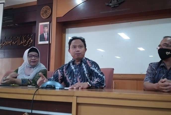 Rektor UIN Sunan Kalijaga Al Makin (tengah) gelar konferensi pers terkait penangkapan pelaku penendang sesajen di Semeru. (Foto: Ant)