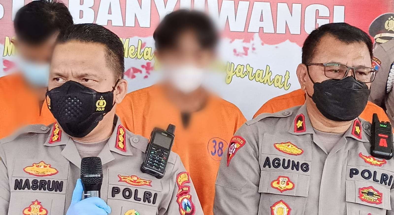 Tersangka SW (tengah belakang) yang tega menyetubuhi keponakannya yang masih di bawah umur  (Foto: Muh. Hujaini/Ngopibareng.id)