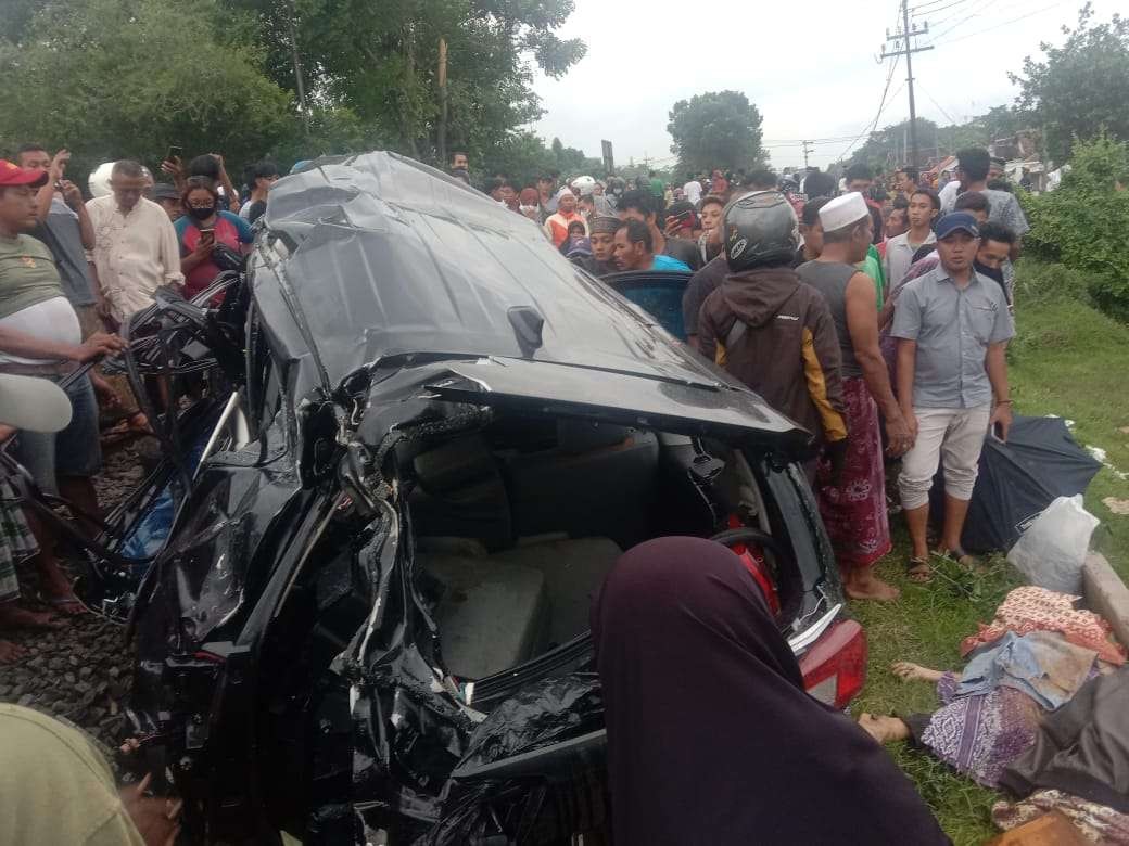 Kijang Innova disasak KA Logawa di perlintasan tanpa palang pintu di Desa Bayeman, Kecamatan Tongas, Kabupaten Probolinggo. (Foto: Ikhsan Mahmudi/Ngopibareng.id)