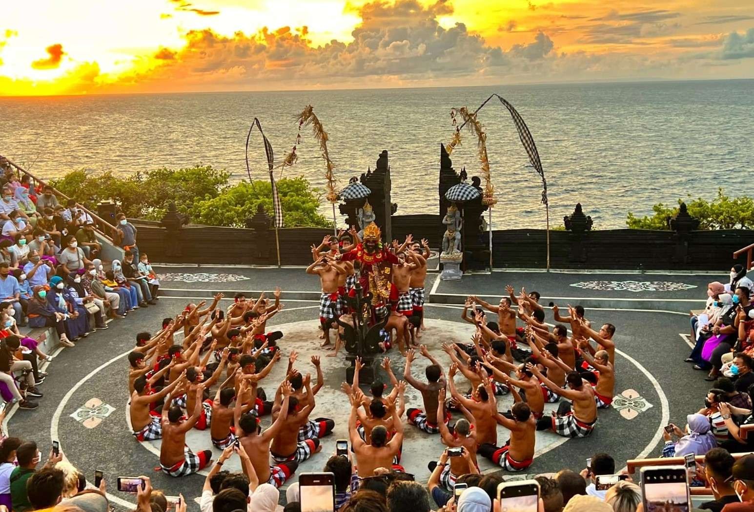 Pementasan Tari Kecak hidupkan wisata di Bali. (Foto: Dok KBRI Tokyo)