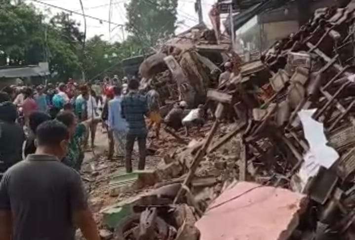 Truk gandeng terguling usai tabrak rumah di Desa Sempolan, Silo, Jember (Foto:Istimewa)