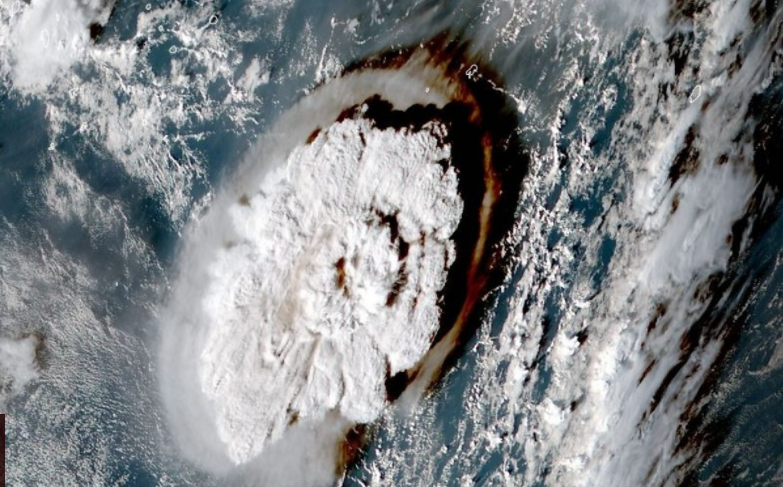 Gunung berapi bawah laut Hunga Tonga-Hunga Ha'apai  di Tonga, negara di Kepulauan Pasifik, meletus dan menyebabkan gelombang tsunami hingga Australia. (Foto: Twitter))