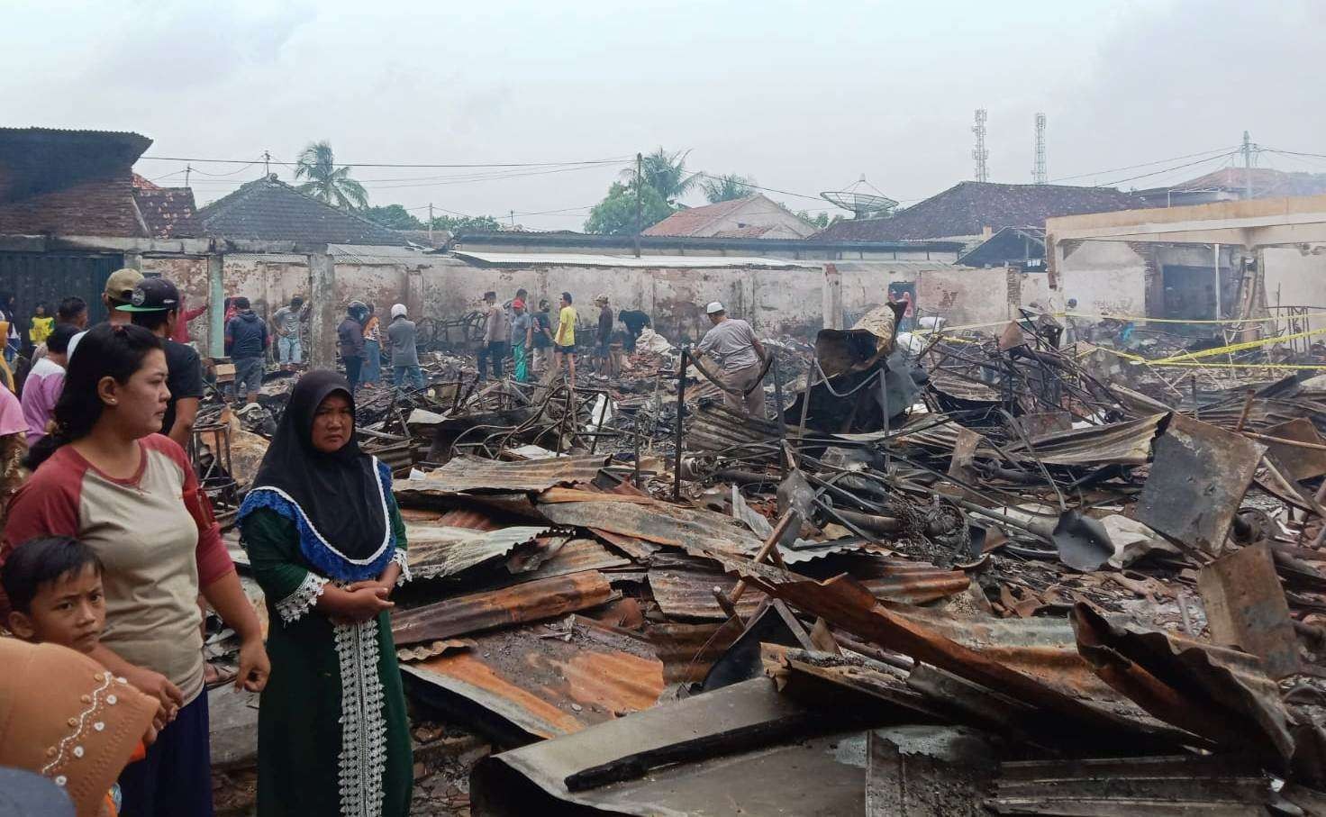 Kondisi lapak di pasar Desa Bajulmati pasca kebakaran yang terjadi dinihari tadi. (Foto: Istimewa)