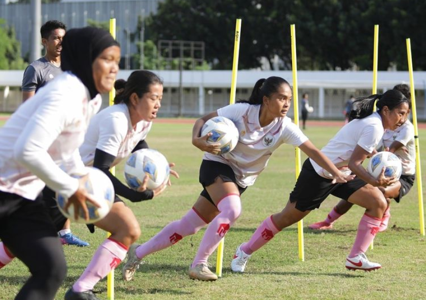 Prestasi Timnas Garuda Pertiwi lolos ke putaran final Piala Asia Wanita 2022 di India, patut diapresiasi. Hanya 4 pemain yang tergabung dalam klub. (Foto: PSSI)